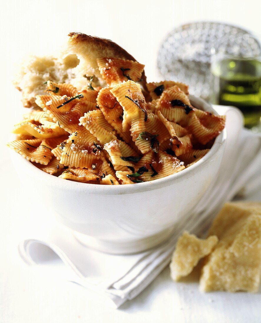 Farfalle mit Tomatensauce und Brot