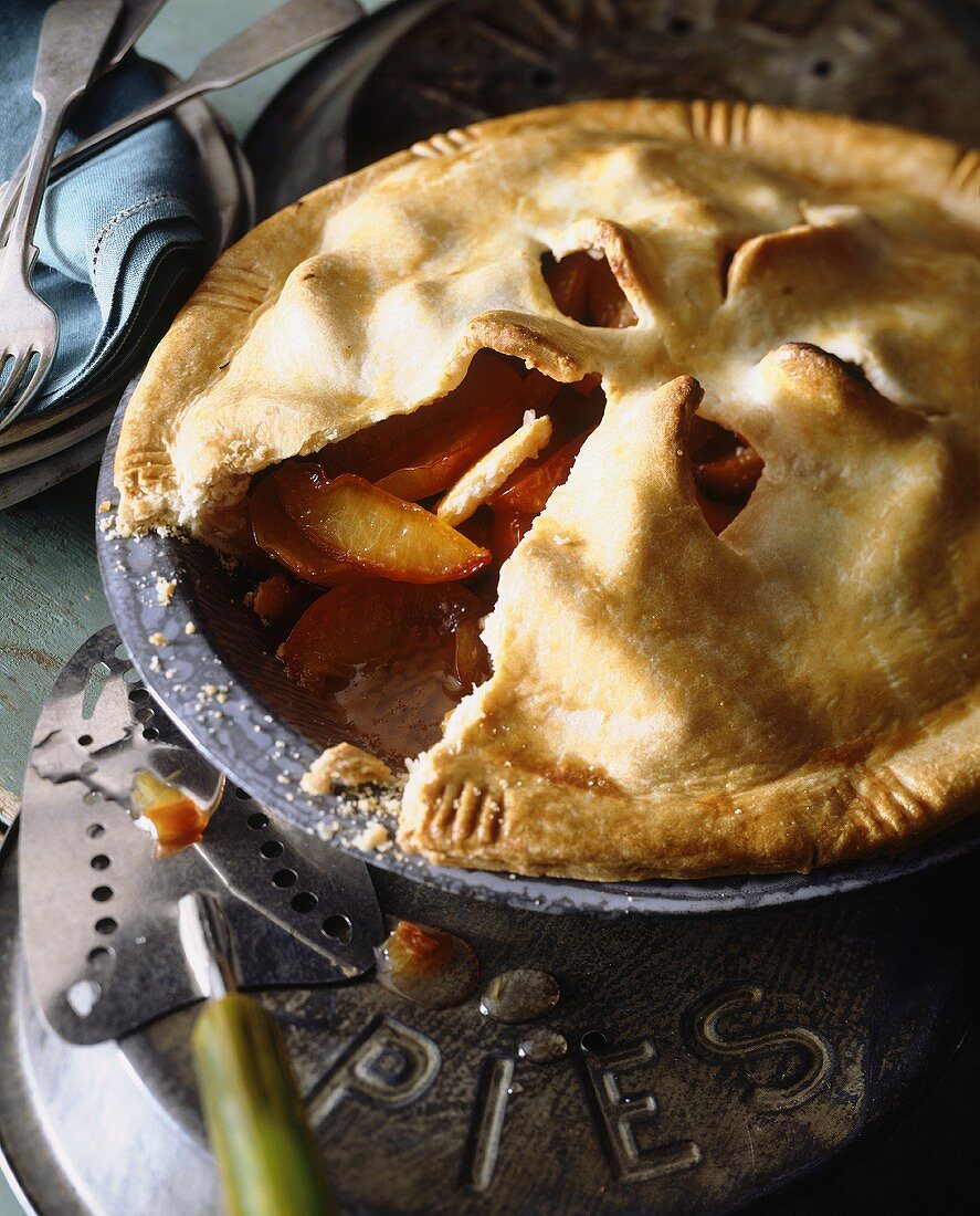 Peach pie (USA), a piece taken