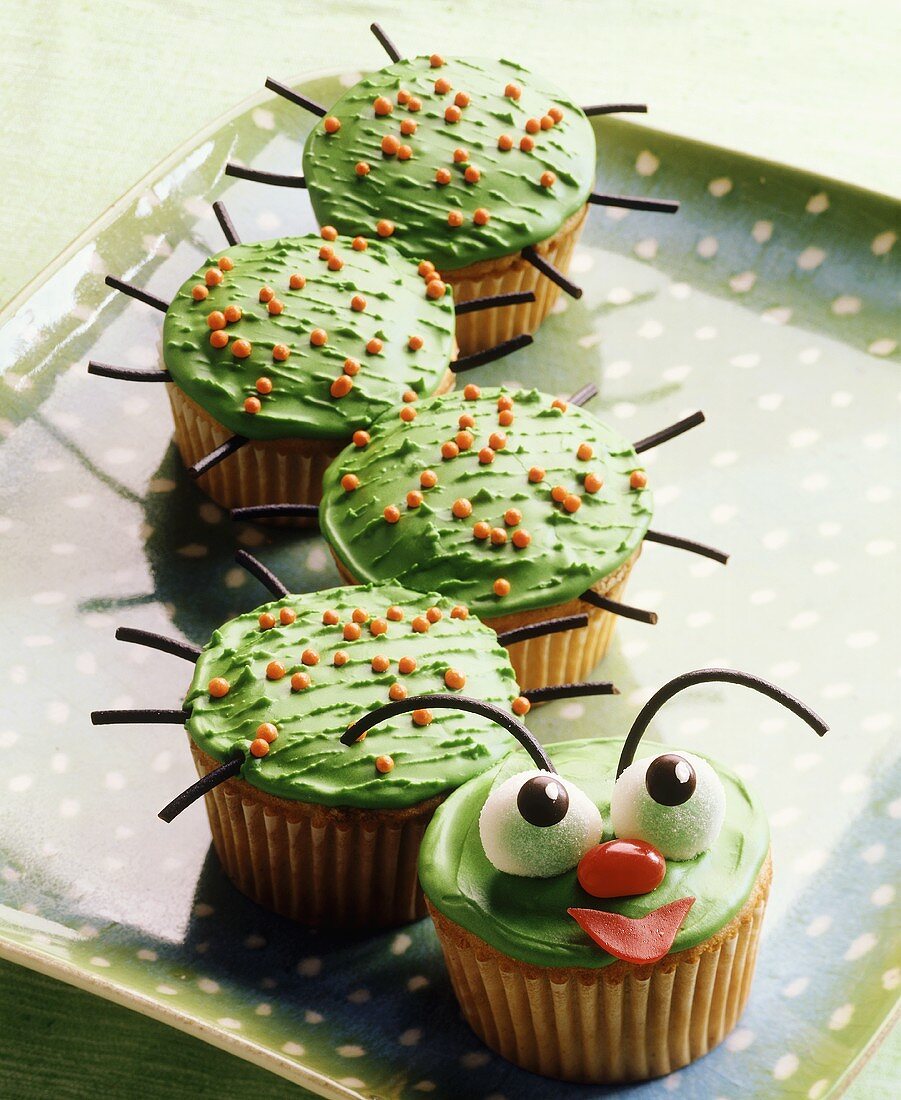 Lustige Cupcakes in Form einer Raupe für Kinder