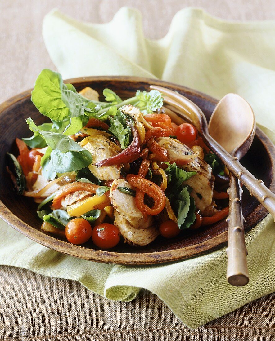 Hähnchensalat mit Rucola, Paprika, Zwiebeln und Tomaten