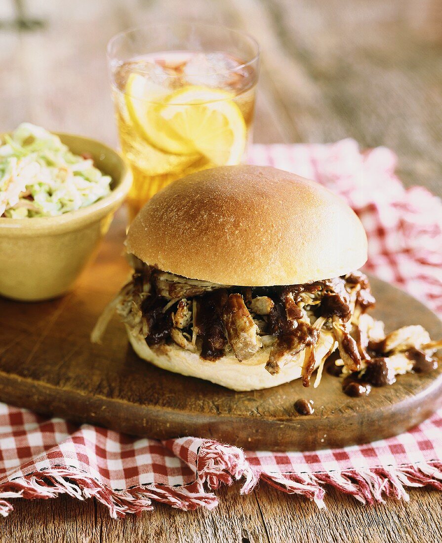 Sandwich mit Schweinegeschnetzeltem, Coleslaw und Eistee