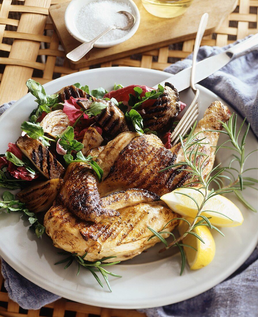 Gegrilltes Hähnchen mit Gemüse und Rosmarin