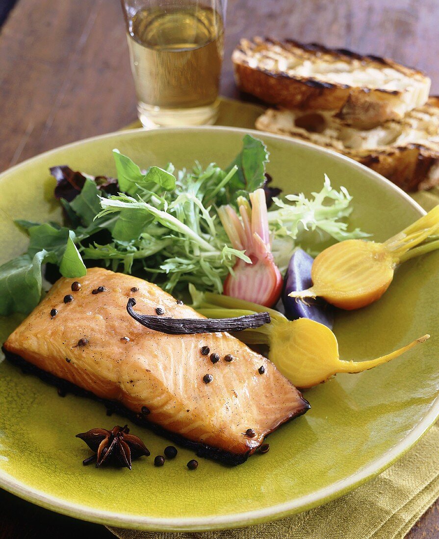 Salmon fillet with spices and salad