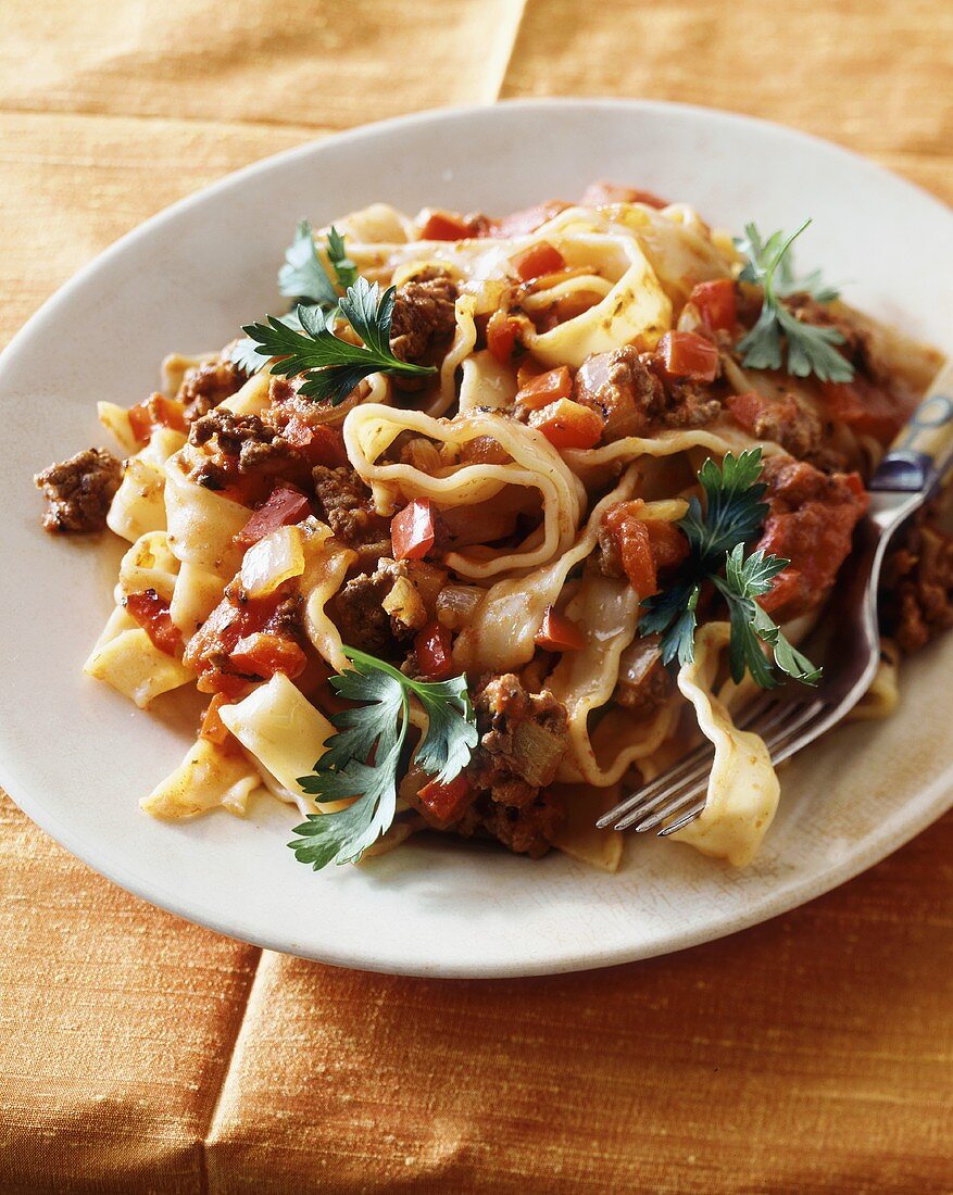 Bandnudeln mit Tomaten, Hackfleisch und Paprika