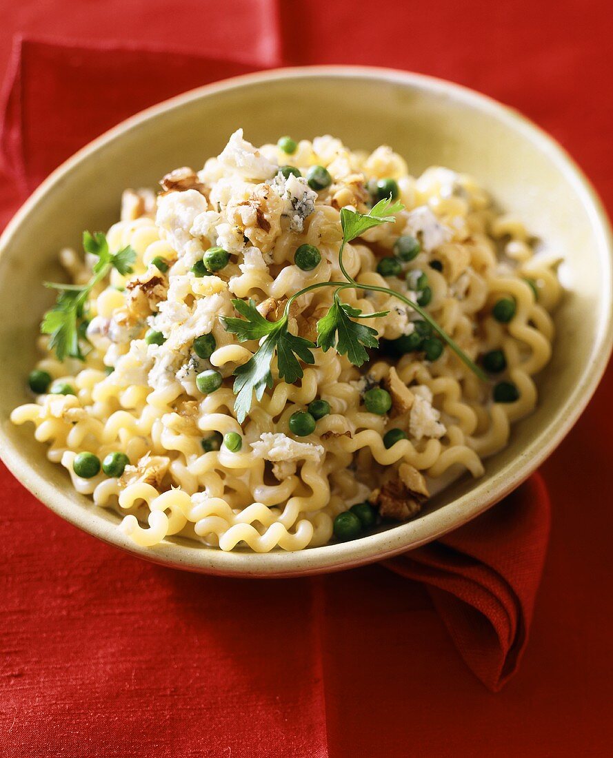 Fusilli lunghi mit Blauschimmelkäse und Erbsen