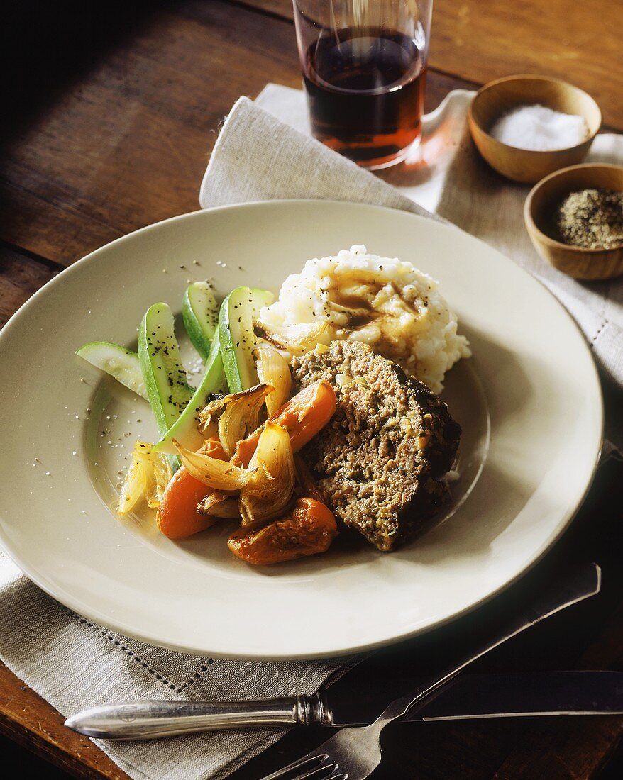 Hackbraten mit Kartoffelpüree und Gemüse