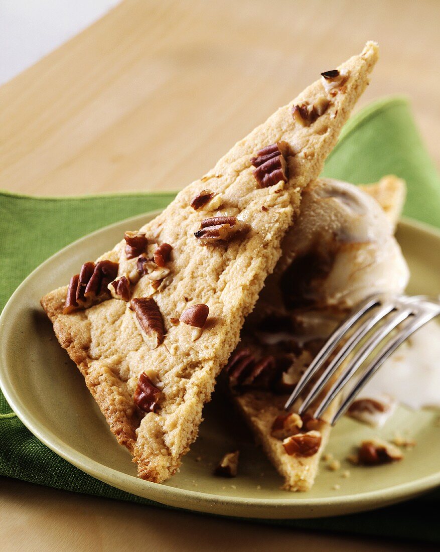 Shortbread with pecans and ice cream (USA)