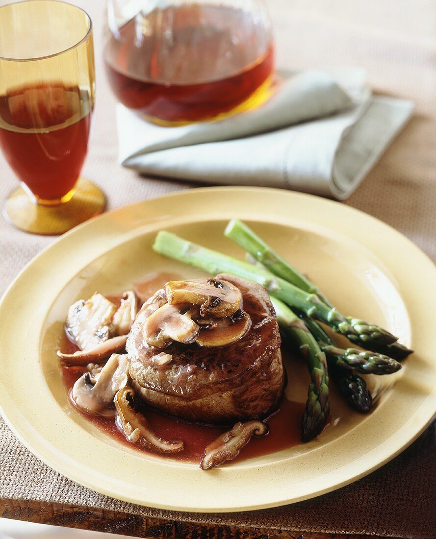 Rindermedaillon mit Champignons und grünem Spargel