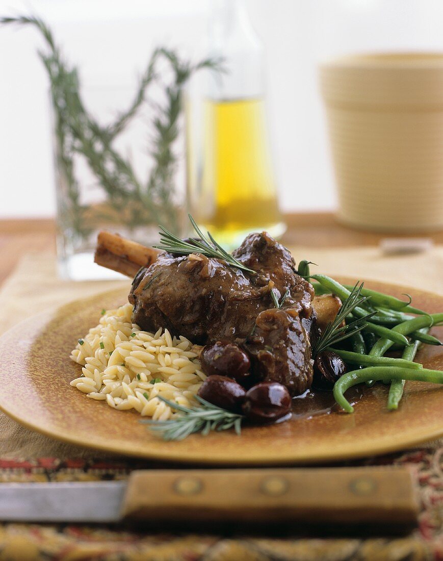 Lamb shank with rice-shaped pasta and green beans