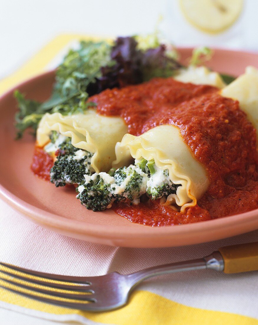 Filled pasta with broccoli and tomato sauce
