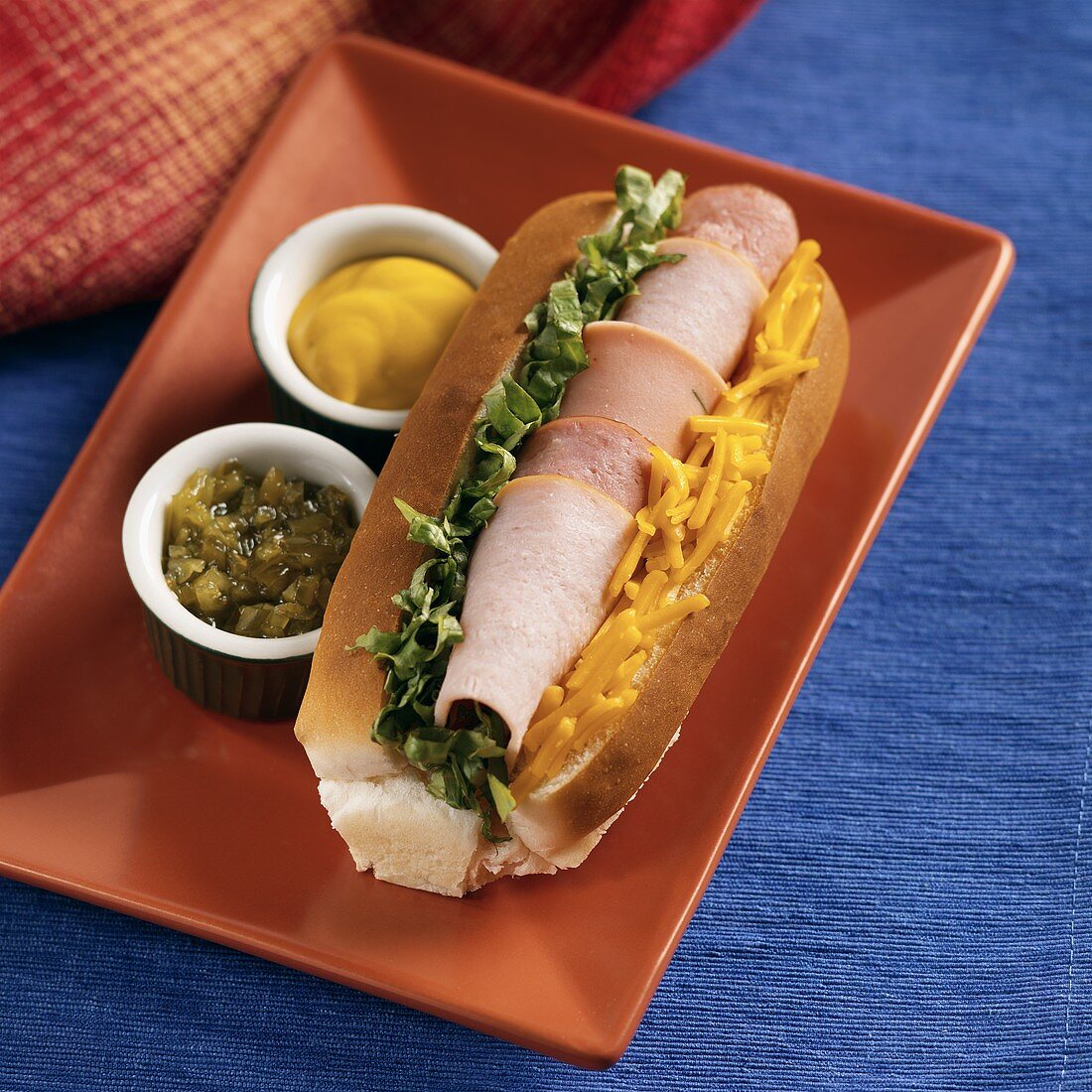 Aufschnitt mit Käse und Salat in Hot-Dog-Brötchen