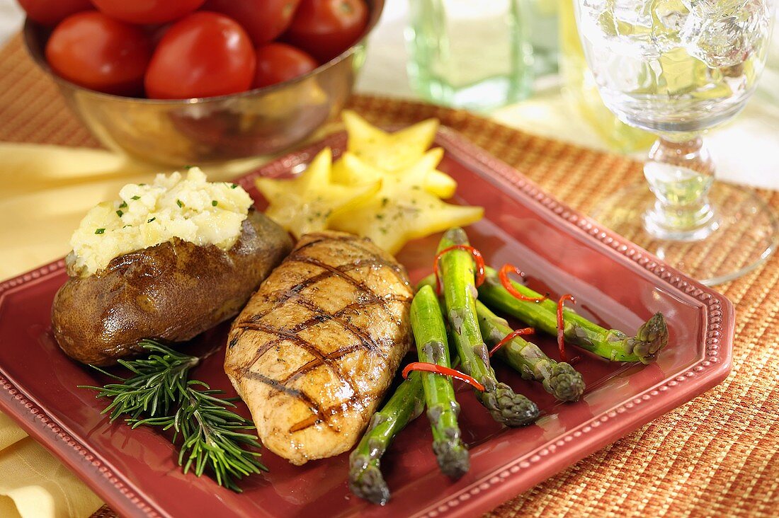 Gegrillte Hähnchenbrust mit Spargel und Baked Potato