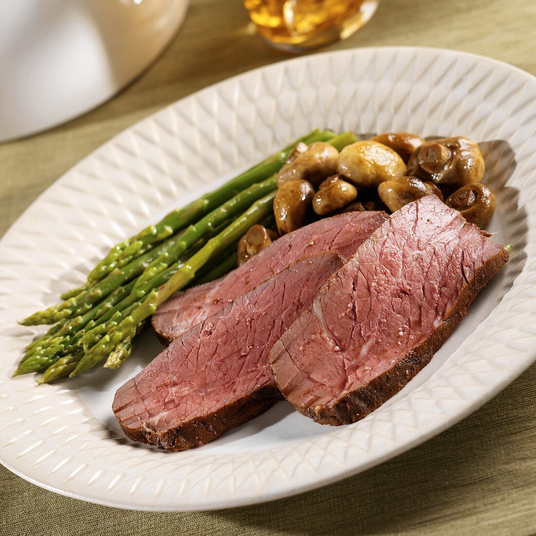 Rinderbraten (London Broil) in Scheiben mit Gemüsebeilage