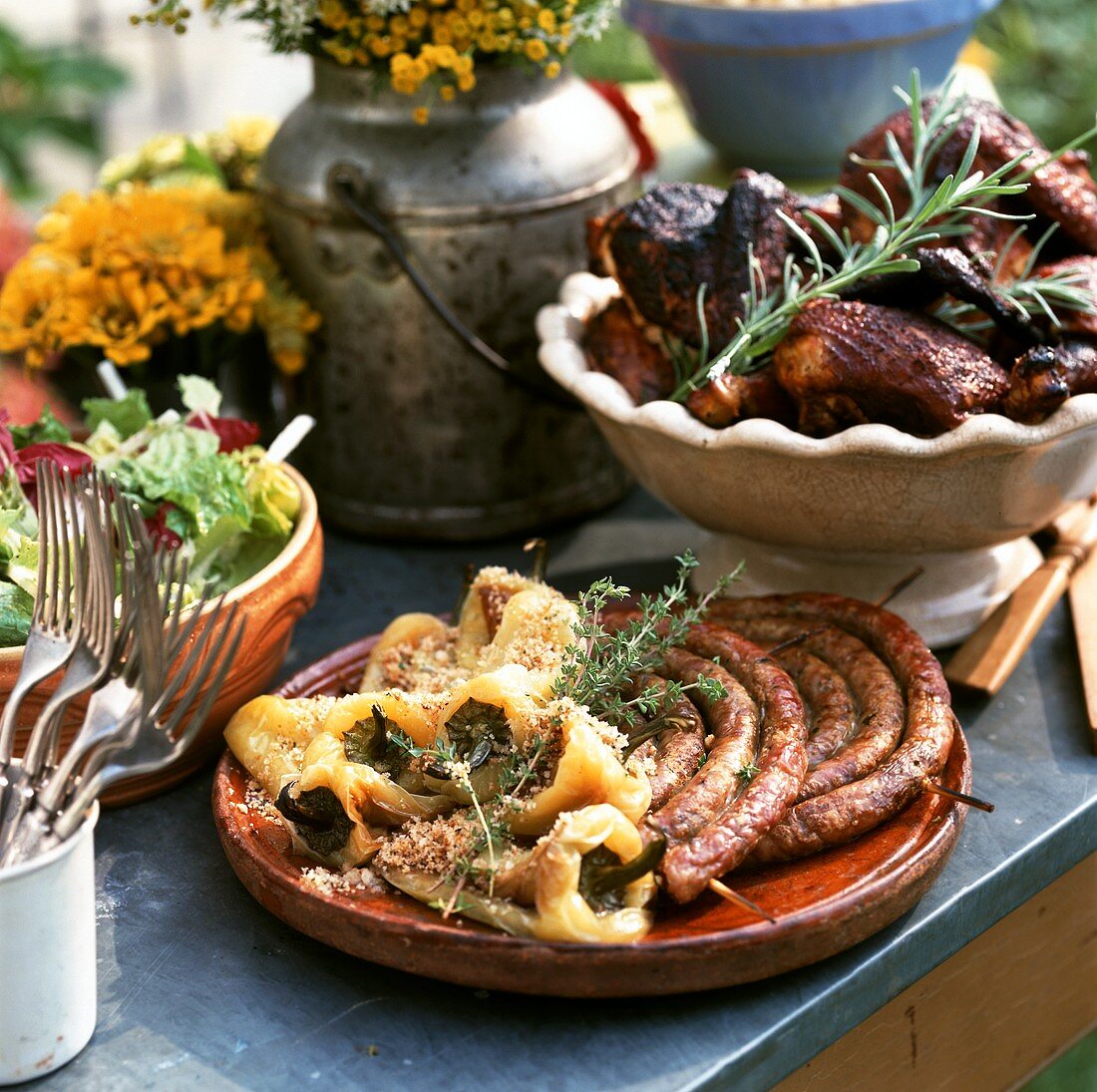 Grillwürstchen mit Paprika, Grillhähnchen mit Rosmarin, Salat