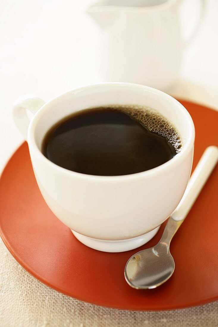 Eine Tasse Kaffee mit Löffel