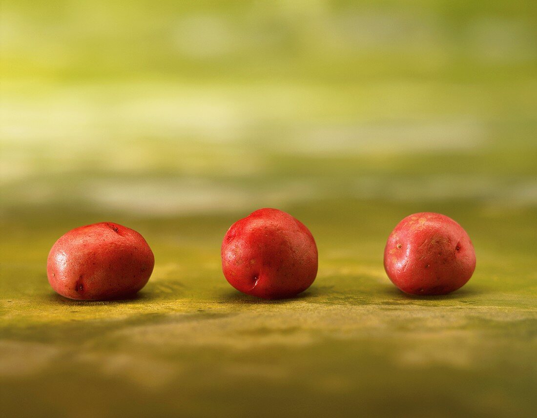 Drei ganze rote Kartoffeln