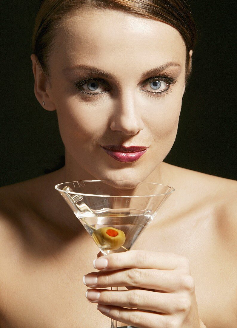 Frau hält Martiniglas