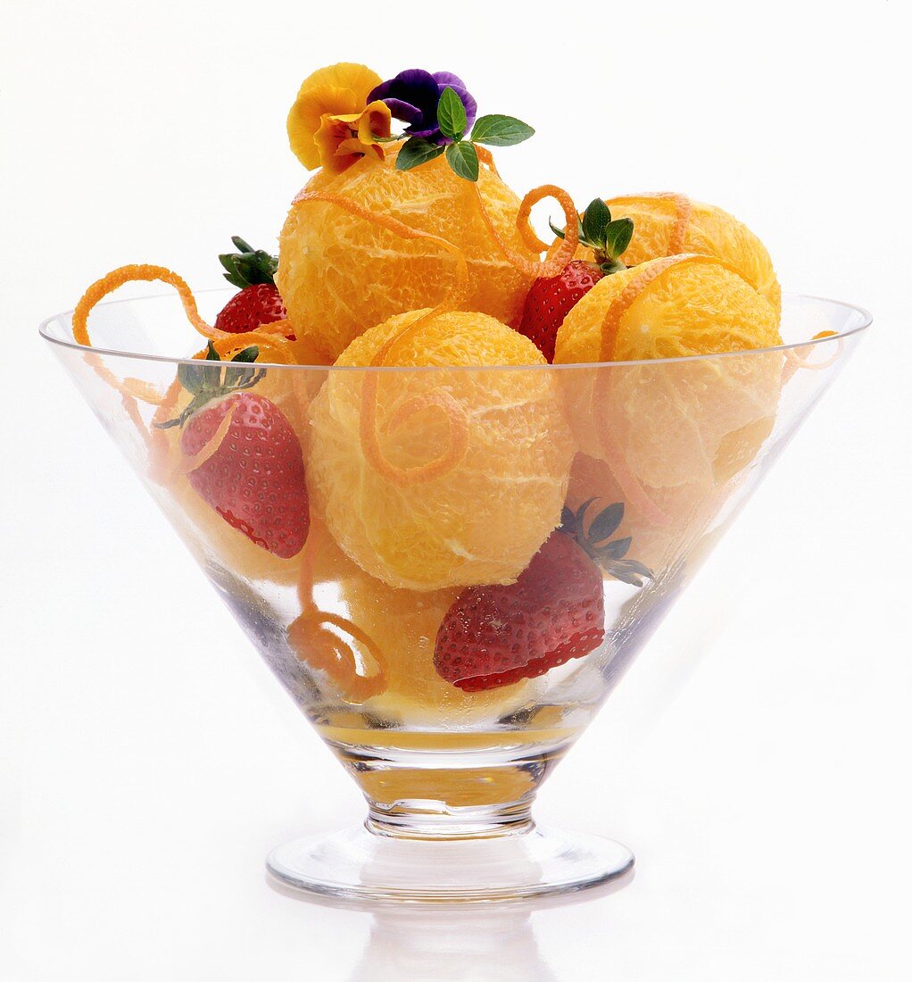 Dessert mit ganzen, geschälten Orangen