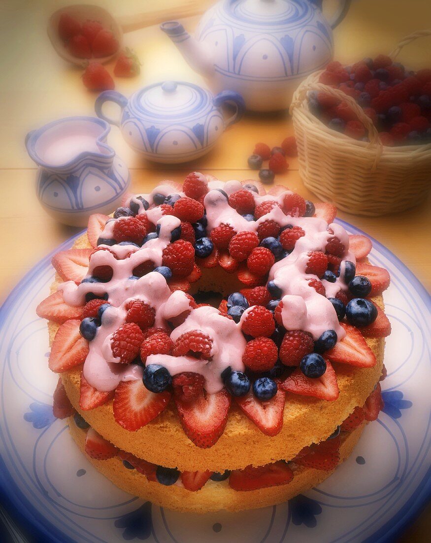 Schichttorte mit Beeren