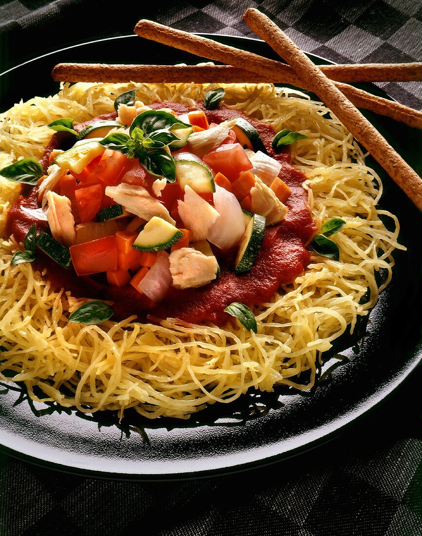 Spaghetti mit Tomaten, Zucchini und Basilikum