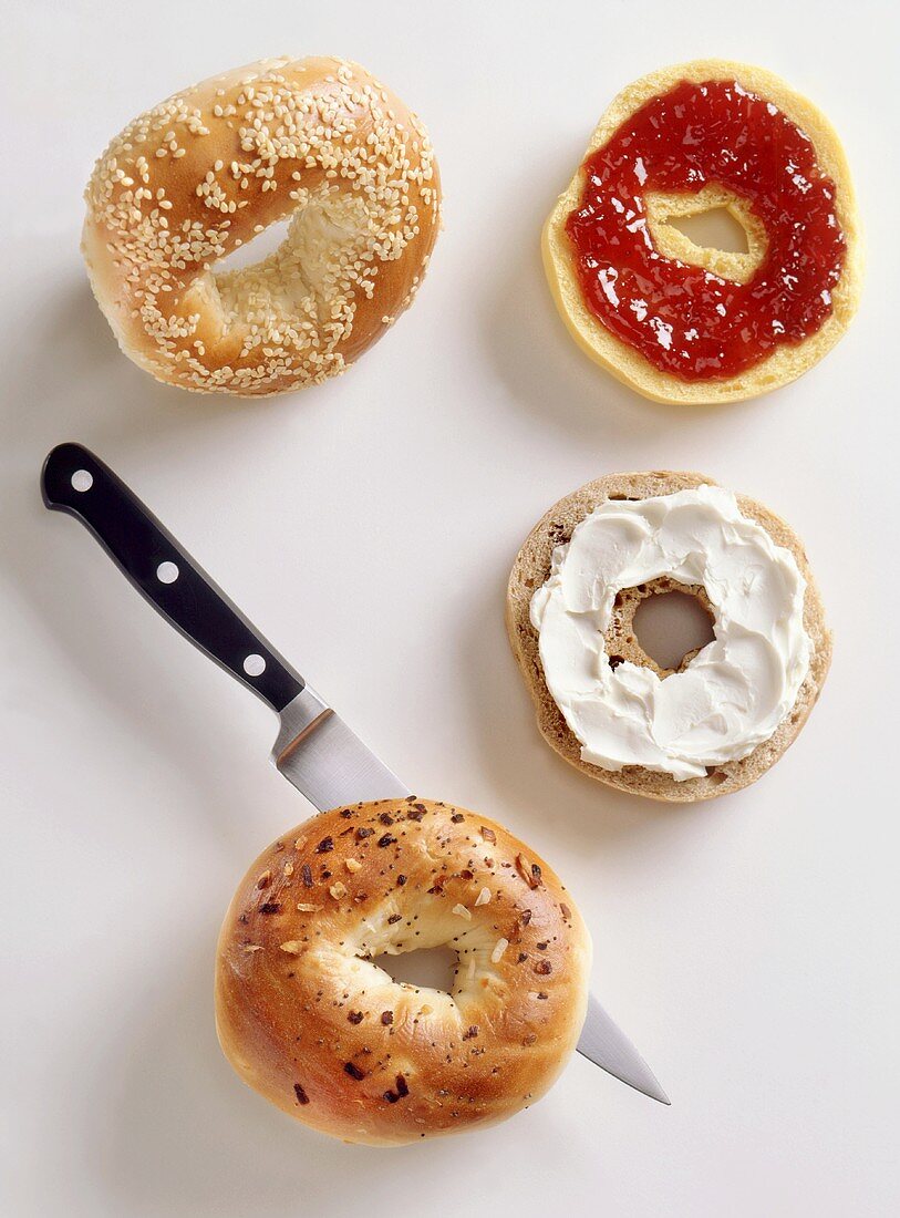 Bagels mit Marmelade und Frischkäse