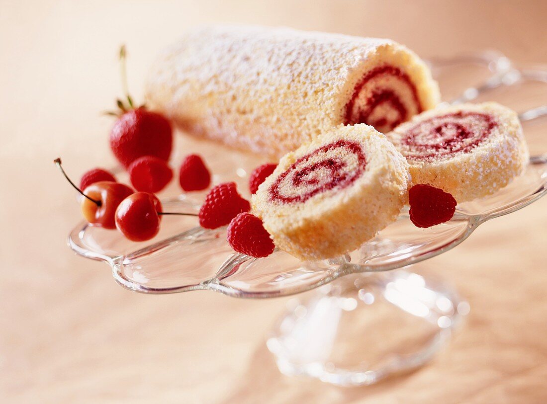 Biskuitrolle mit Marmelade auf Kuchenständer