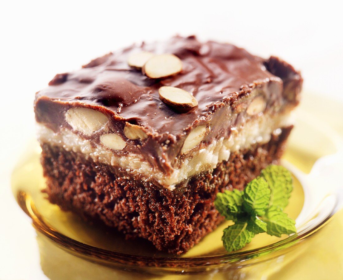 Ein Stück Schokoladen-Mandel-Kuchen