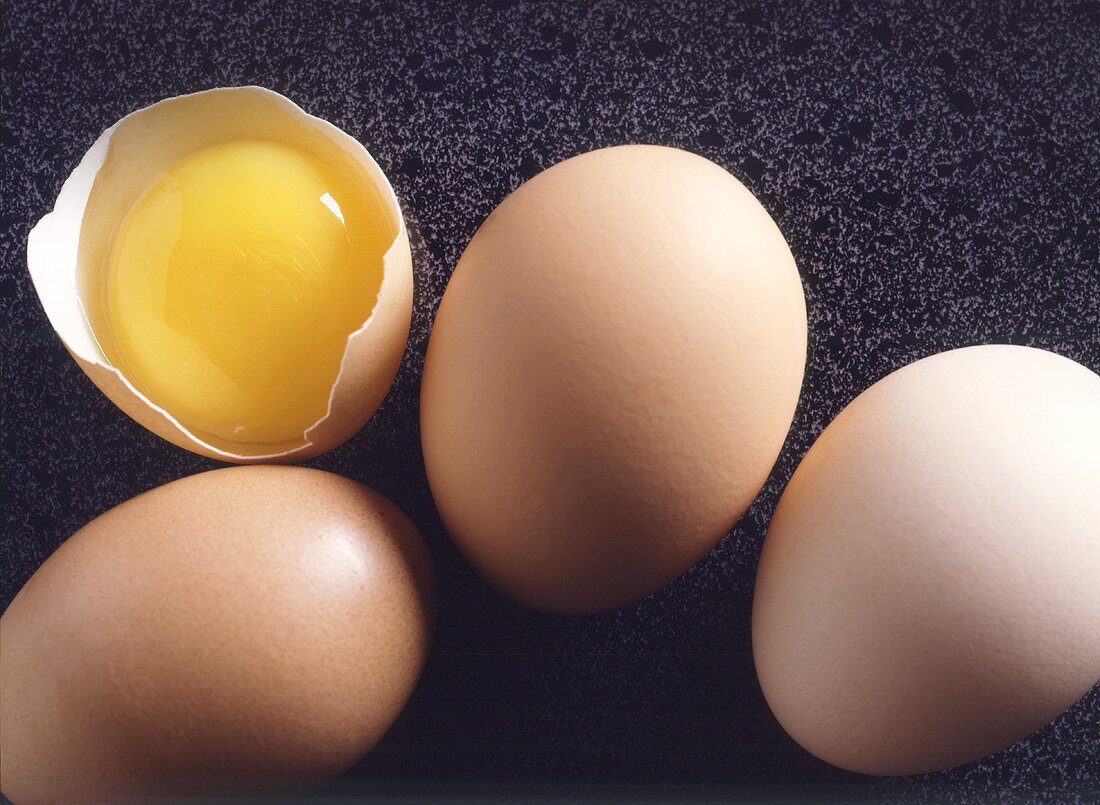 Braune Eier, ganz und aufgeschlagen