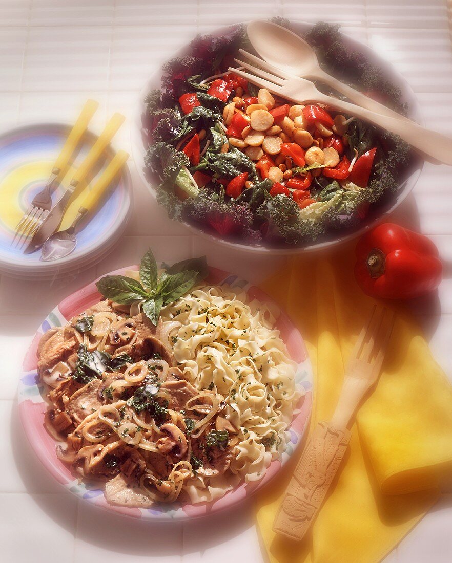 Pasta mit Schweinefleisch & gemischter Salat mit Paprika