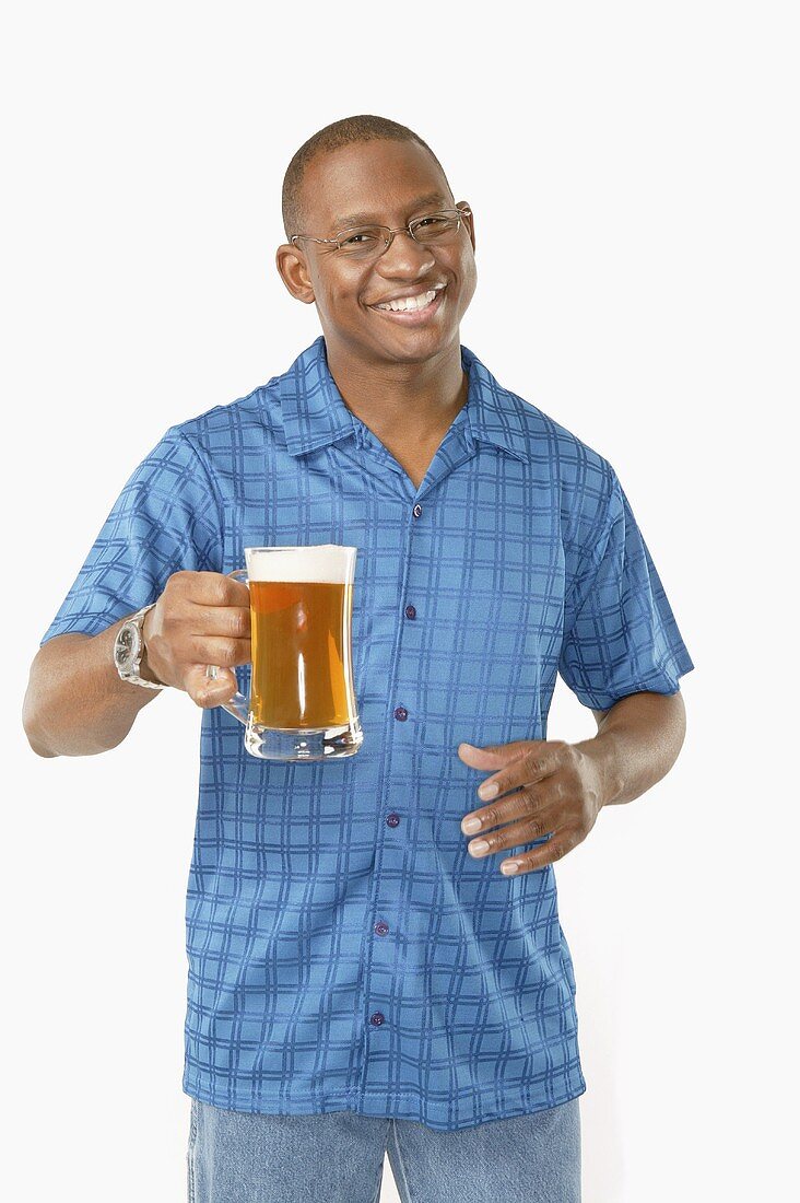 Mann hält Bierkrug