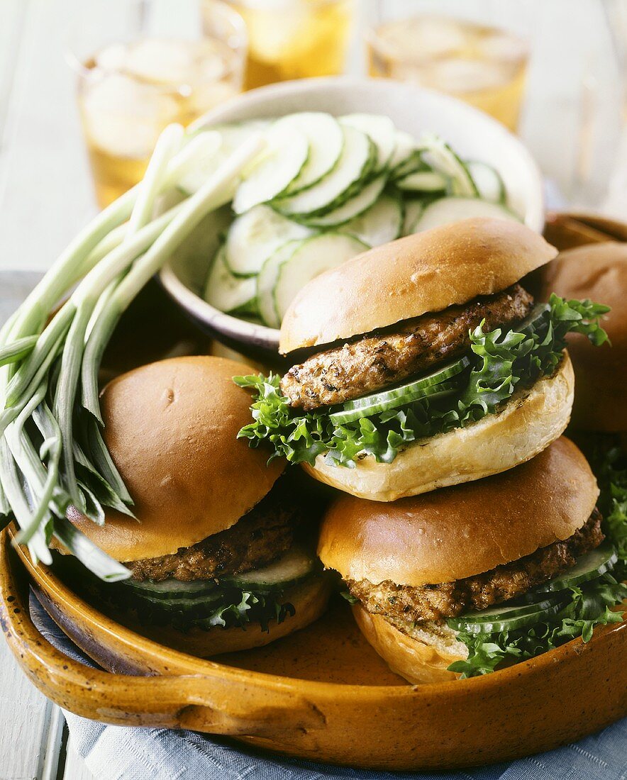 Vegetable burgers with spring onions and cucumber slices
