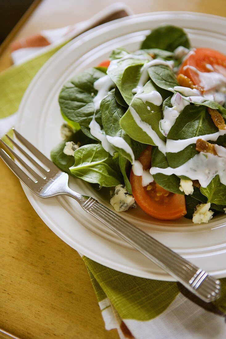 Spinatsalat mit Tomaten, Blauschimmelkäse und Joghurtdressing
