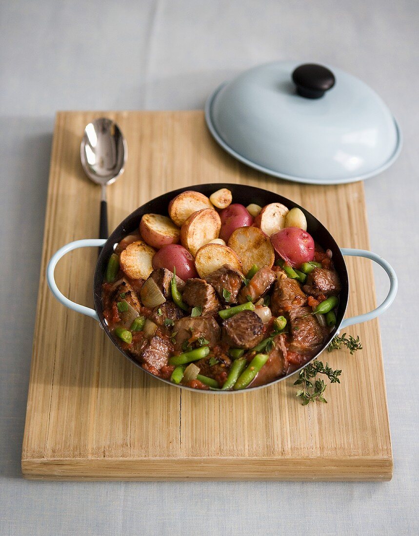 Rindfleisch mit Gemüse, Tomatensauce und roten Kartoffeln