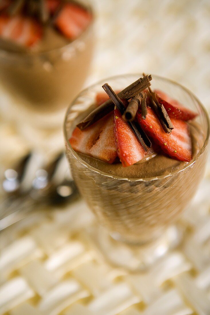 Schokoladenmousse mit Erdbeeren und Schokospänen im Glas