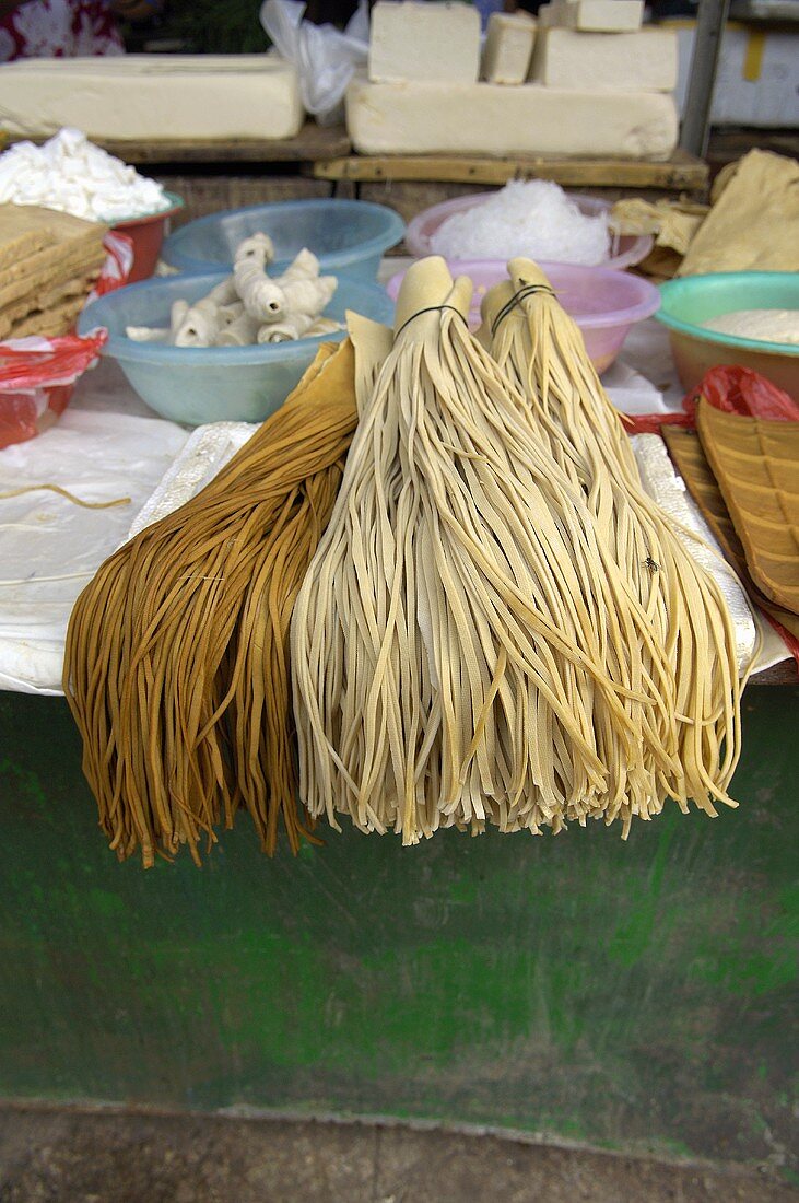 Verschiedene Nudeln auf einem Markt in China