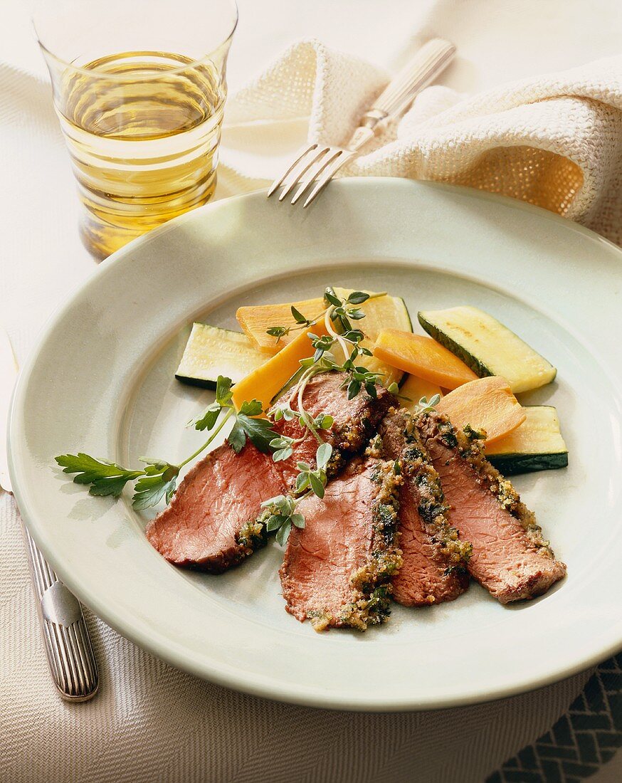 Roastbeef mit Kräuterkruste und gedünstete Zucchinischeiben