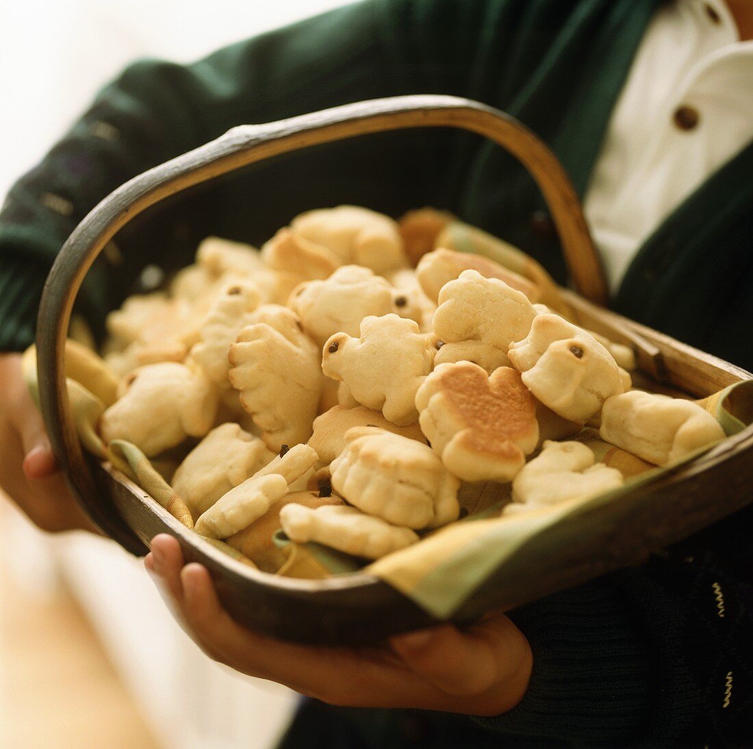 Biscuits in Form von Truthähnen auf Tablett (USA)