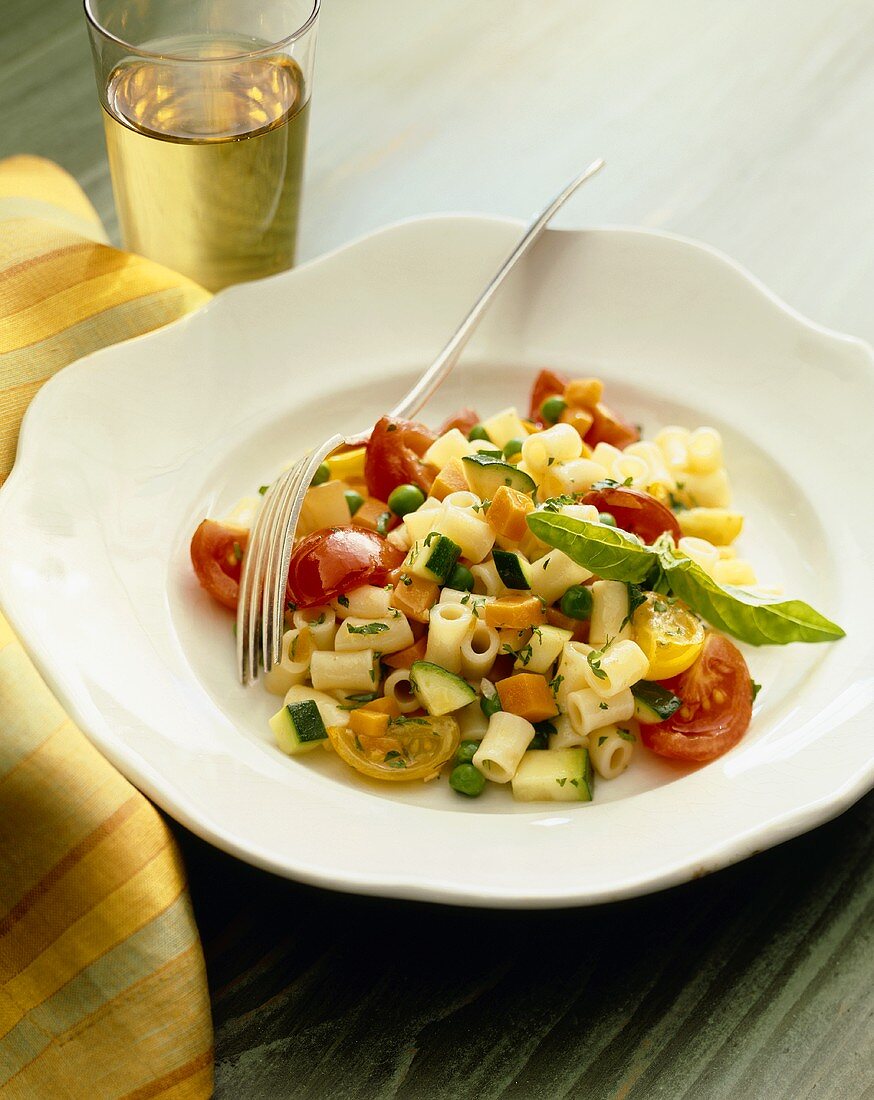 Ditalini mit roten und gelben Tomaten, Zucchini & Erbsen