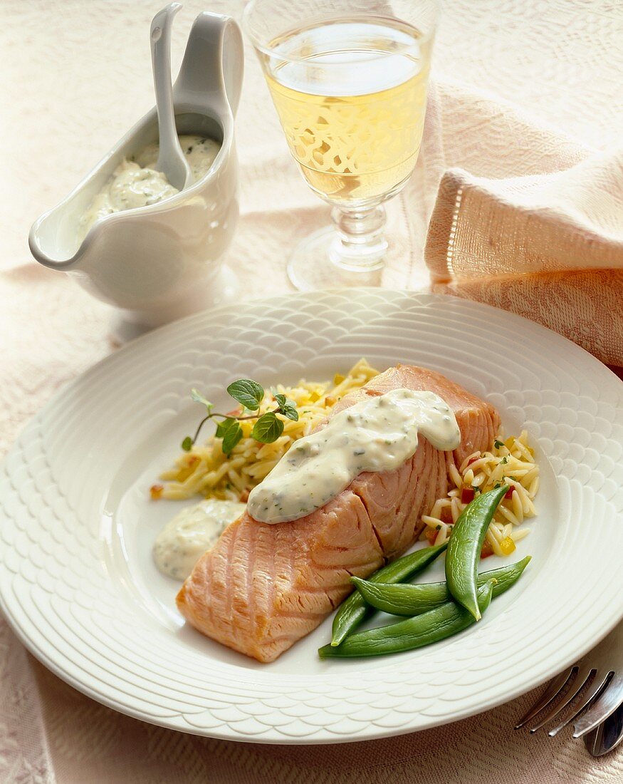 Pochiertes Lachsfilet mit Creme Fraiche