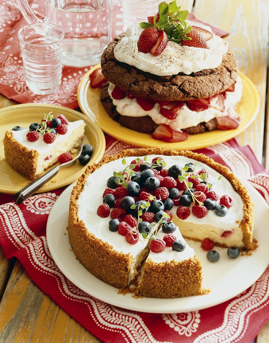 Cheesecake mit Beeren, Brownie Strawberry Cake (USA)