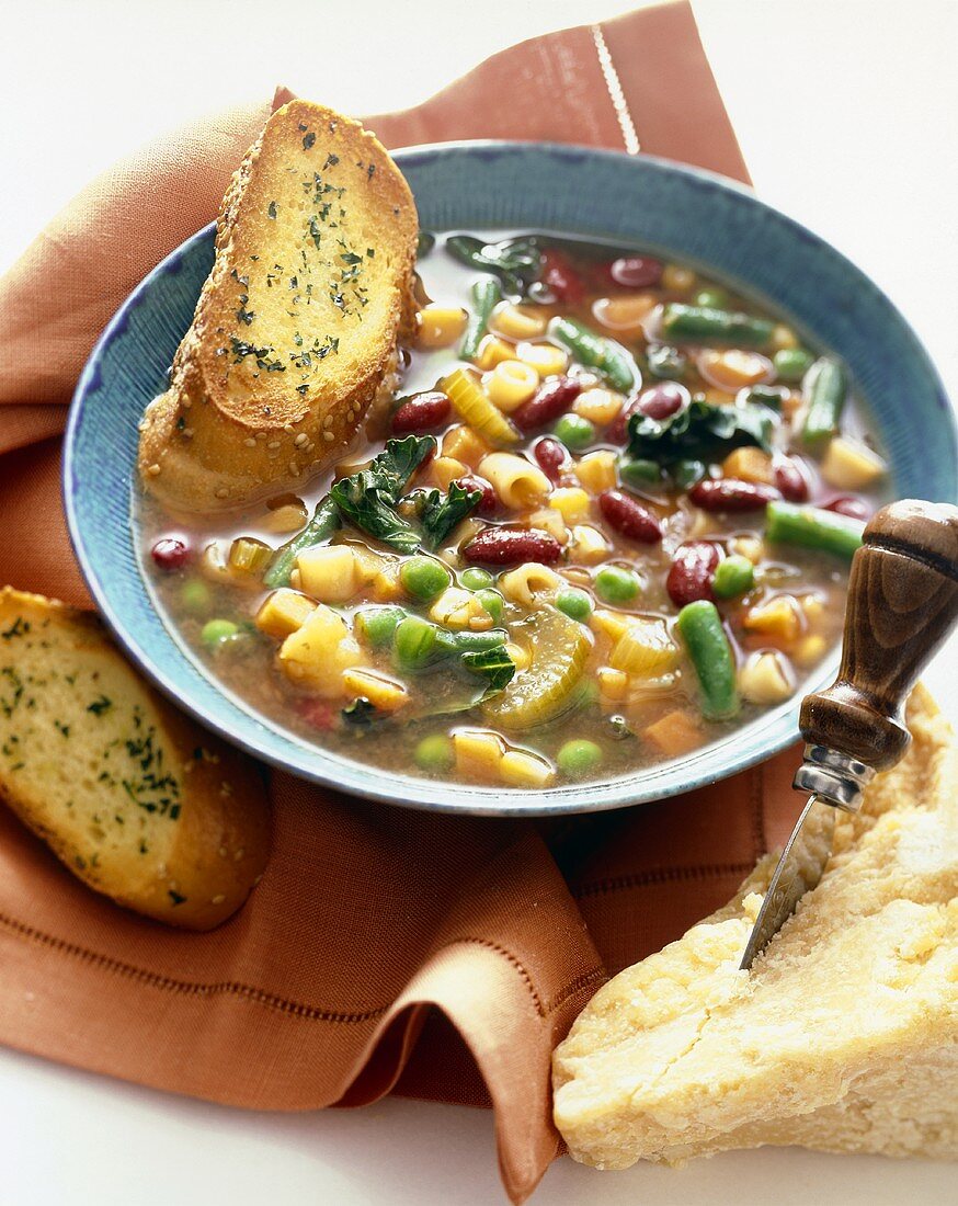 Minestrone romagnolo (Gemüse-Bohnen-Suppe mit Knoblauchbrot)