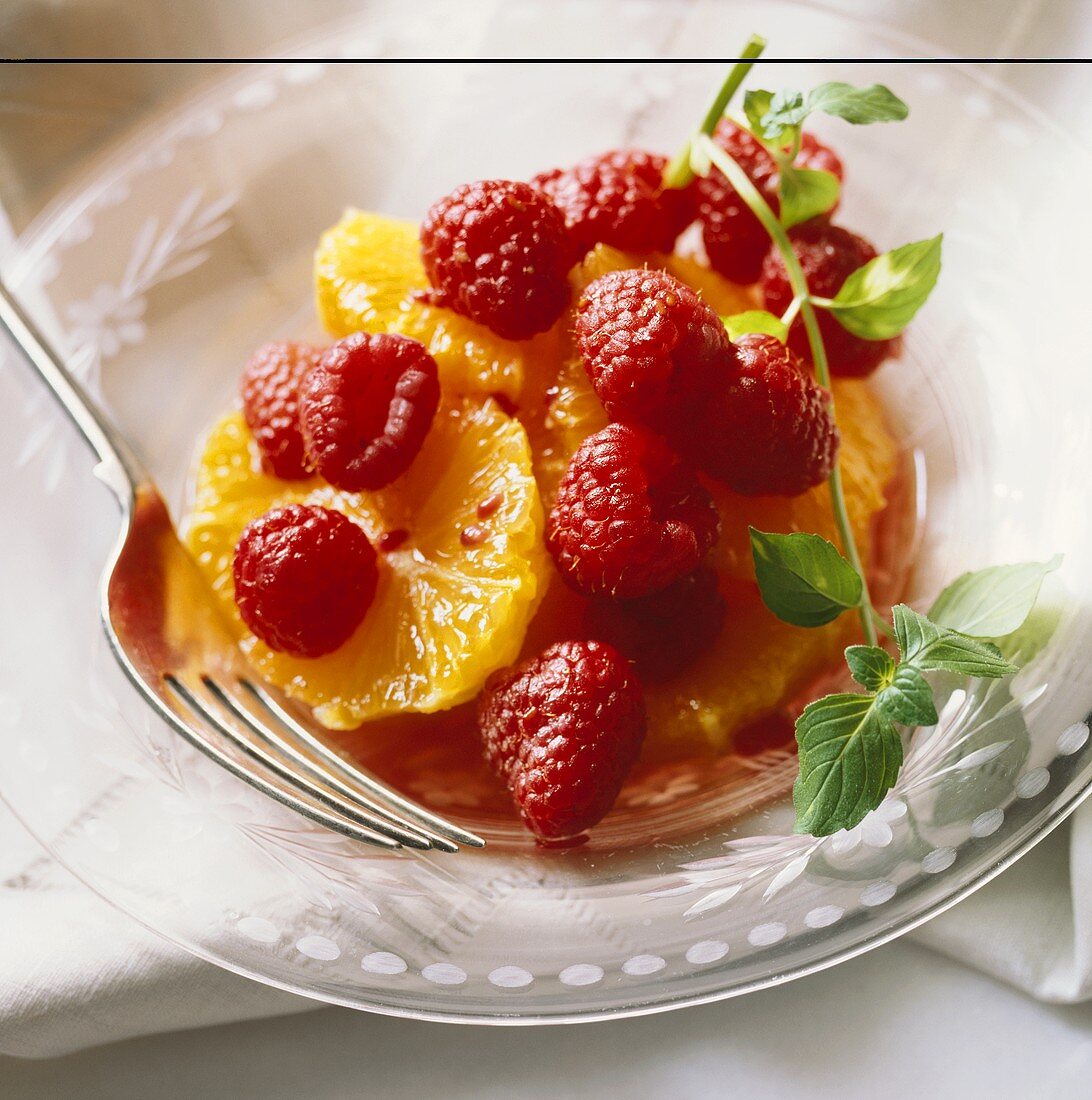 Obstsalat mit Himbeeren und Orangen