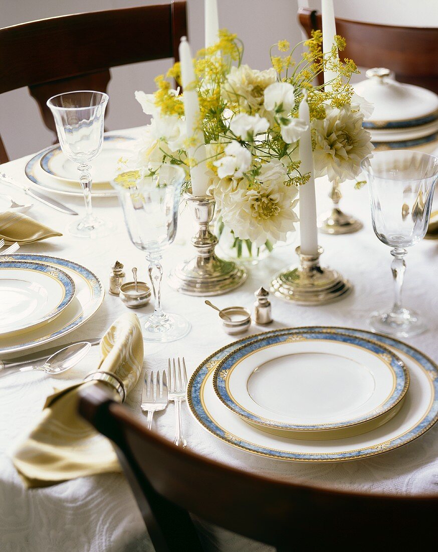 Festlich gedeckter Tisch mit Kerzen & Blumen