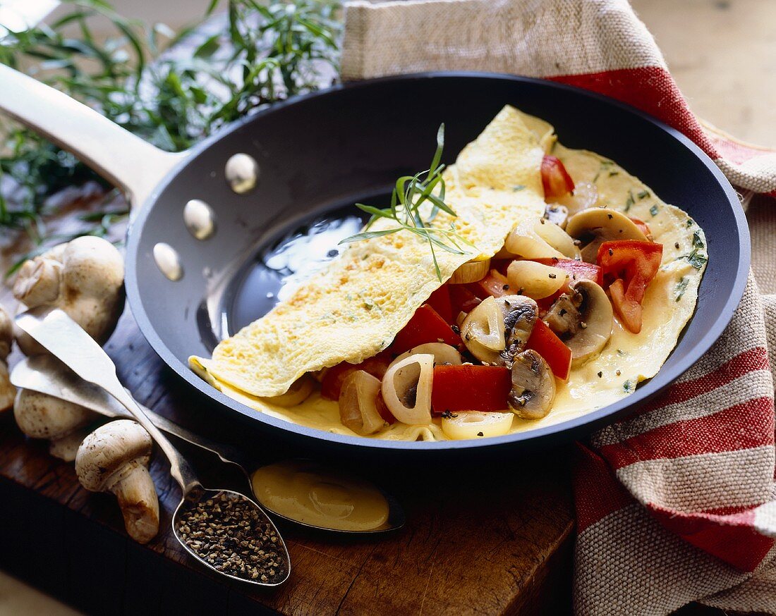 Vegatarisch gefüllter Pfannkuchen mit Pilzen und Paprika