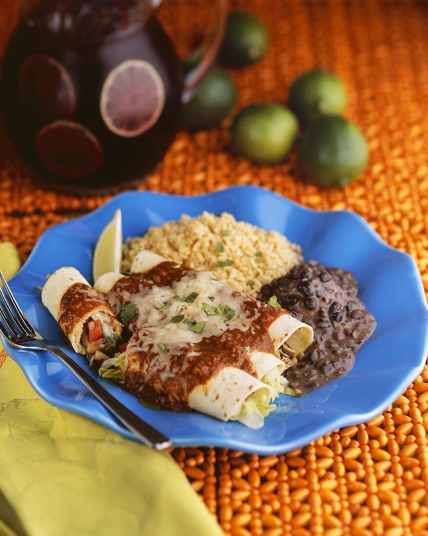 Enchiladas mit Bohnensauce und Reis (Mexiko)