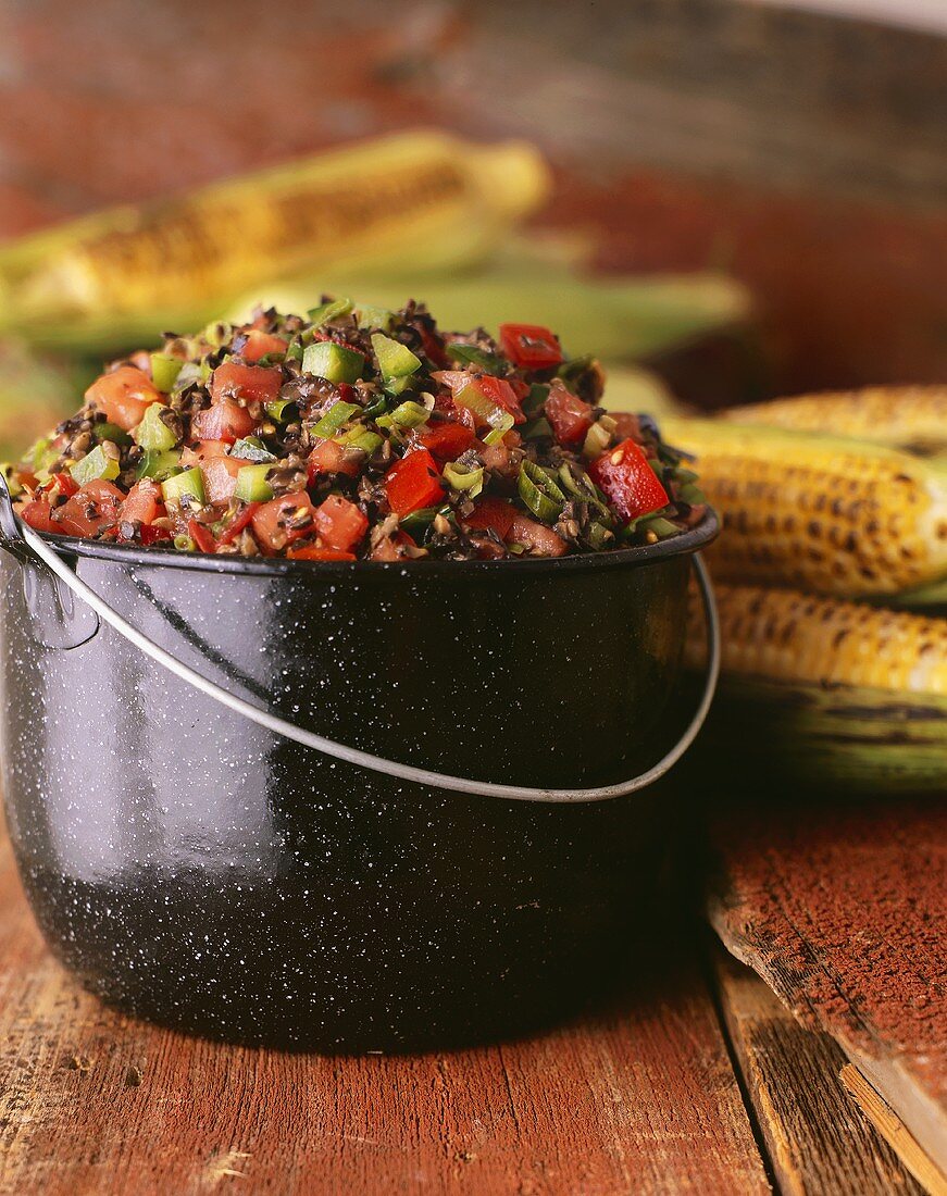 Tomaten-Avocado-Salsa und gegrillte Maiskolben