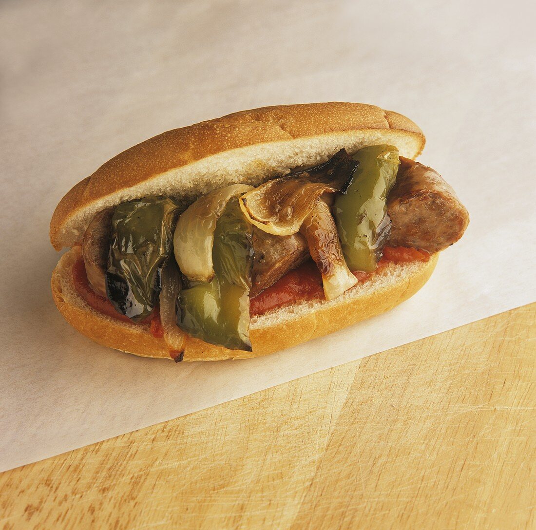 Sub-Sandwich mit Bratwurst, Paprika und Zwiebeln