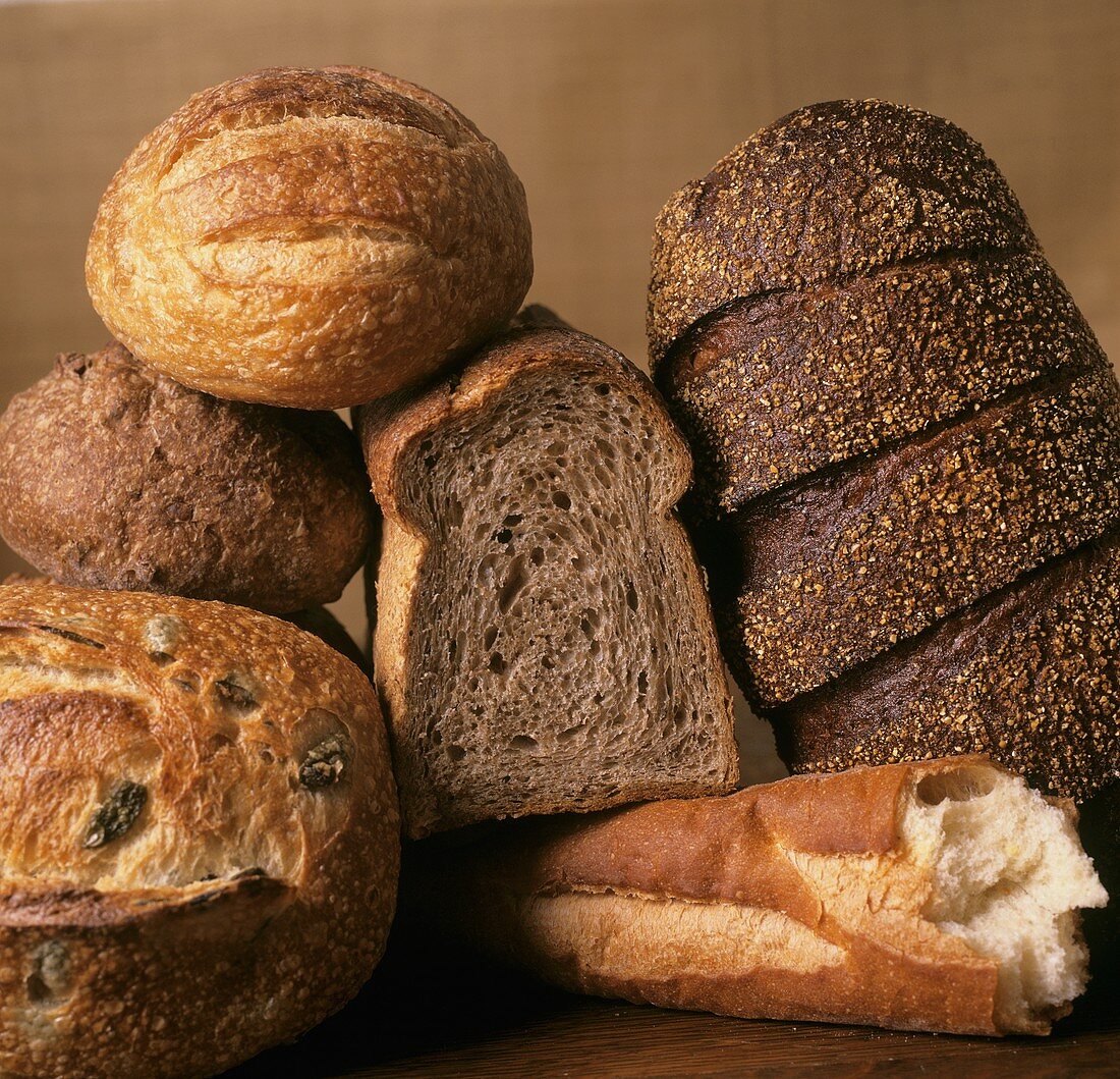 Verschiedene Brote und Brötchen