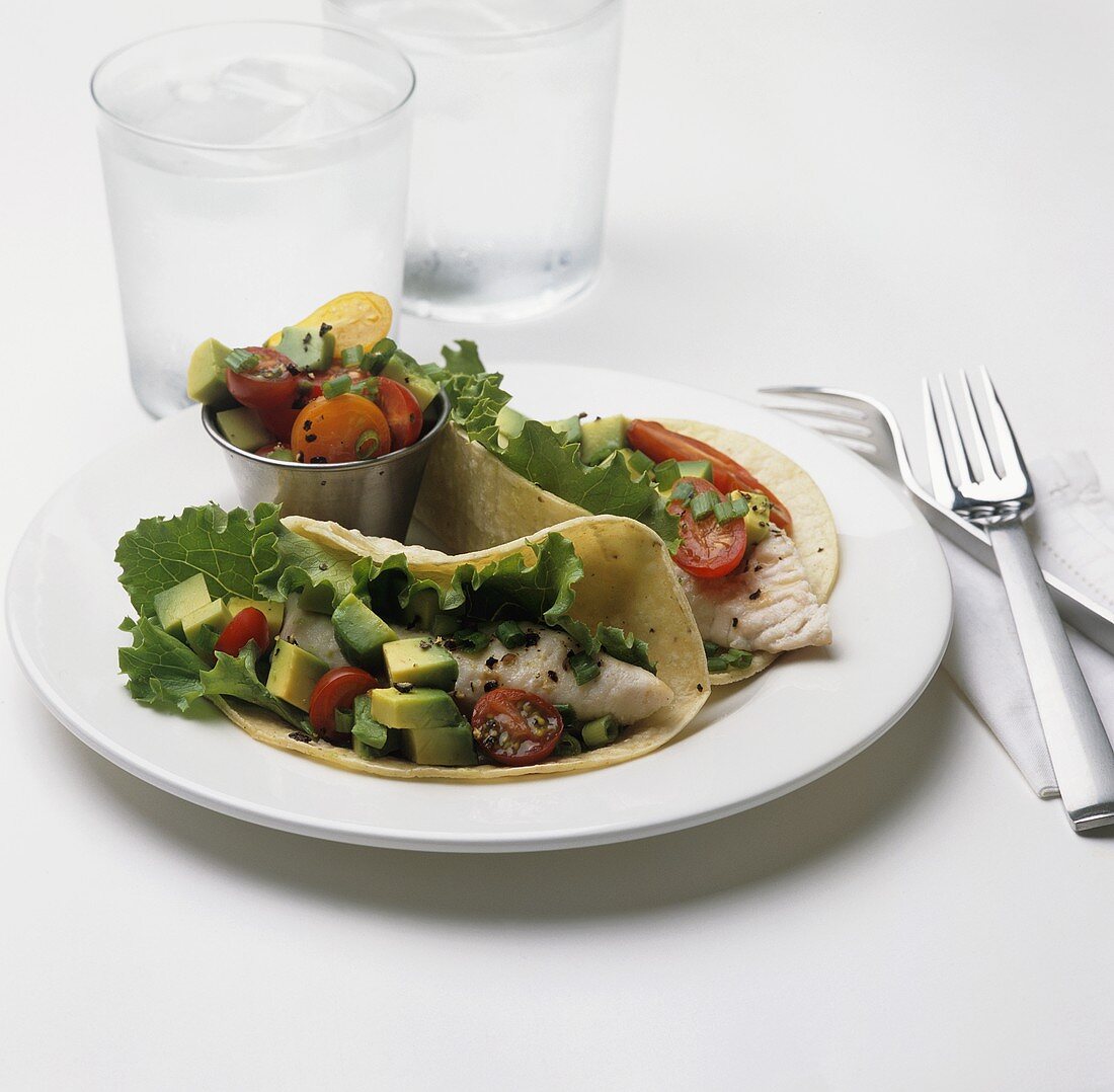 Tacos mit Catfish und Avocado, Wassergläser