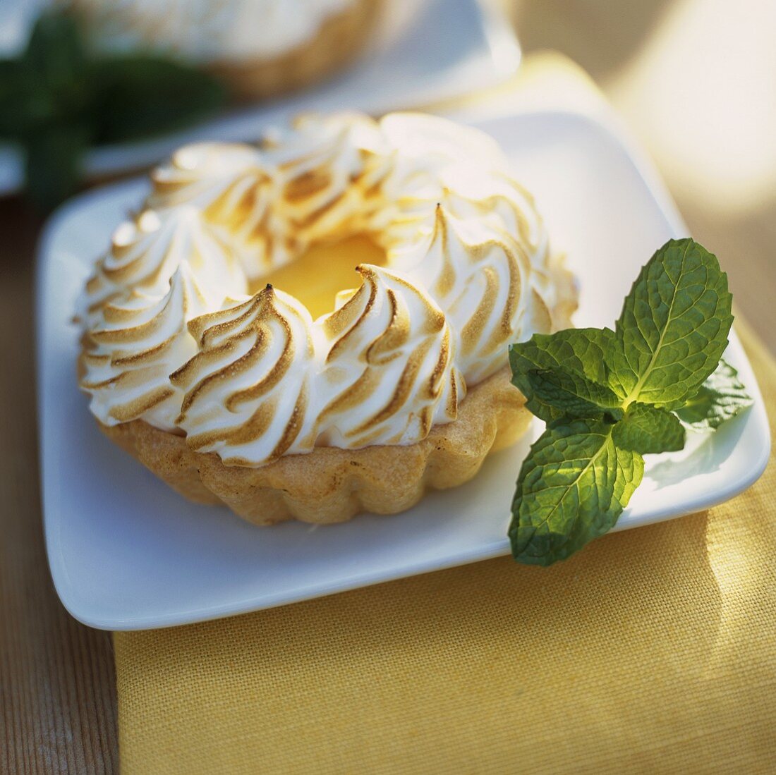 Lemon Meringue Tarte mit Minzeblättchen